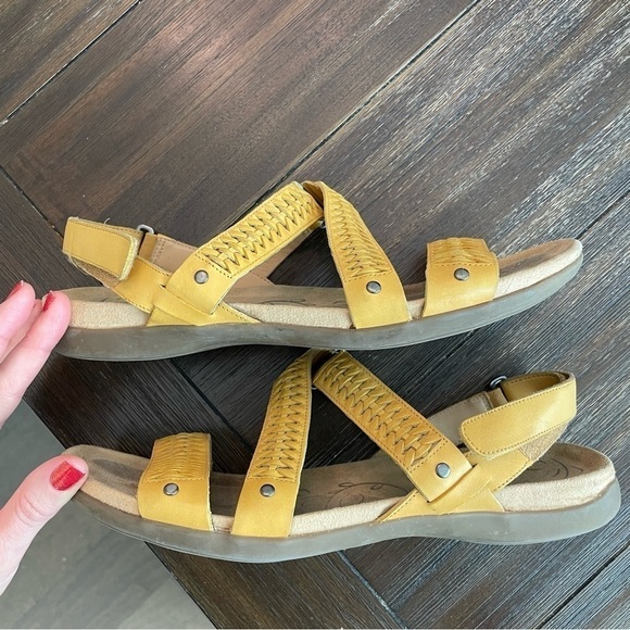 Naturalizer Eliora Leather Strap Sandals in Goldenrod - Picture 8 of 9